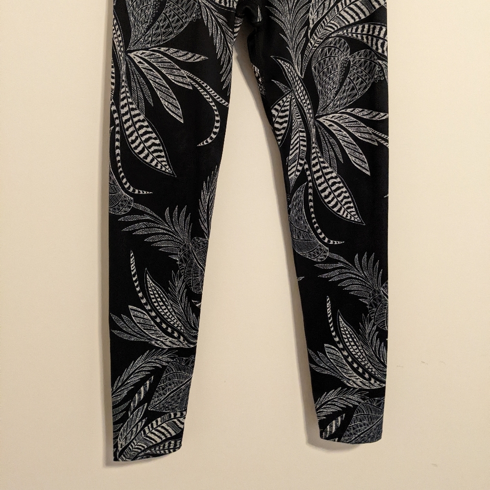 NWT Joy Lab black white leaf pattern athletic leggings size XS - Picture 3 of 7